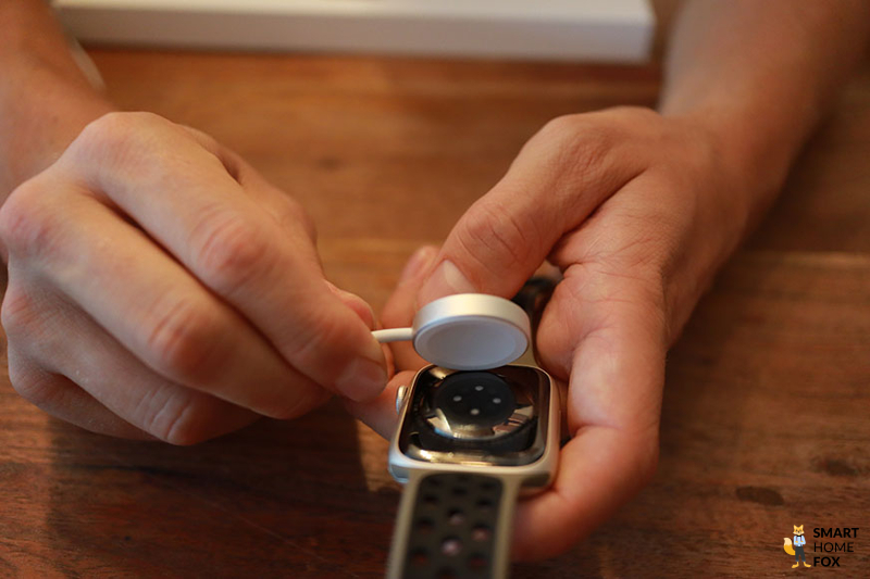 Man sieht das Ladekabel der Apple Watch 8.